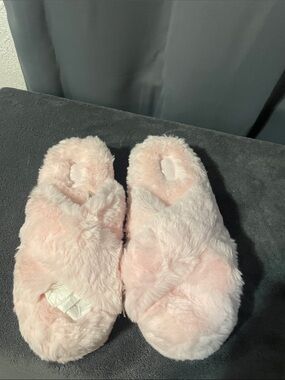 PINK Victoria's Secret Plush Pink Crisscross Slippers
